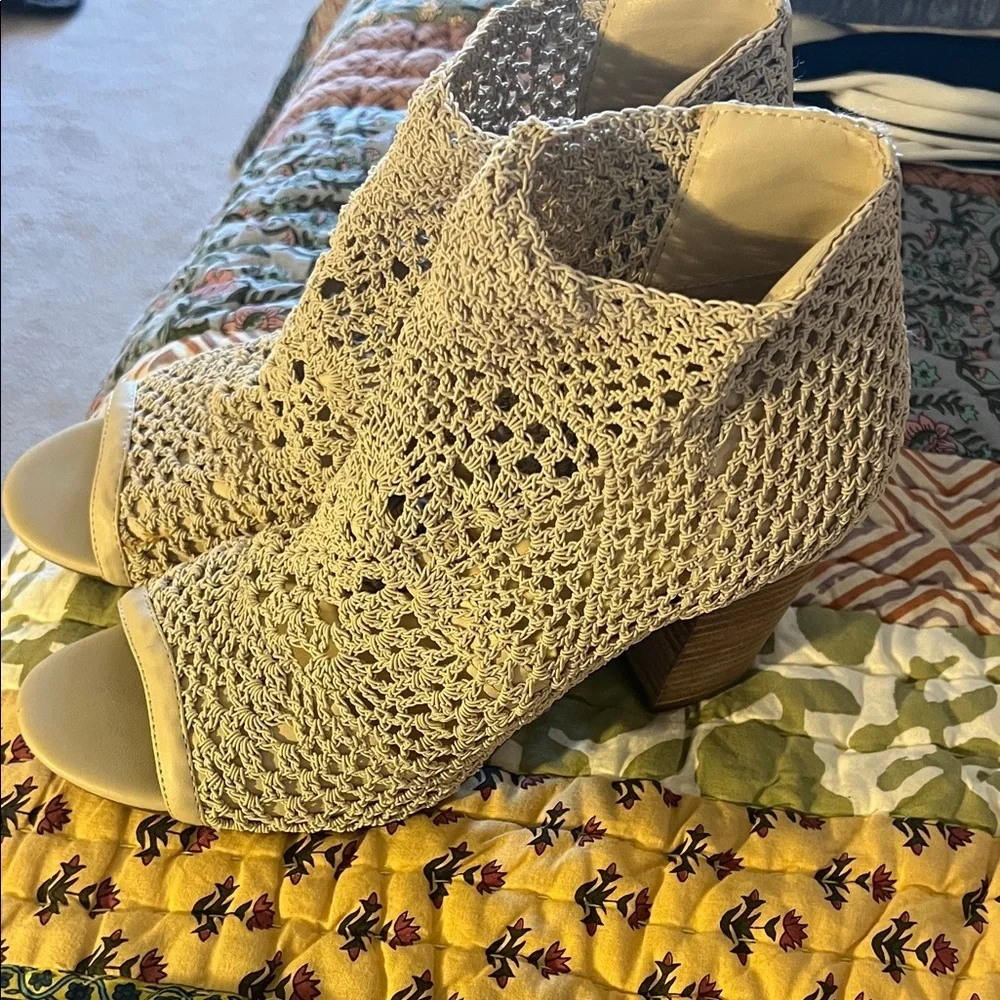 Jessica Simpson Cream Crochet Peep-Toe Boots, EUC, 8.5 - Picture 8 of 10